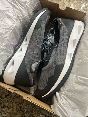 Huk Men's Gray and Black Knit Athletic Shoes